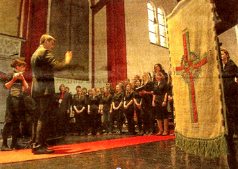 Michael Strauss (l.) und sein Schiller-Chor sangen internationale Kirchenlieder. RN-Foto Meiners