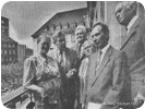 1992 besucht zum ersten Mal eine Gruppe von Donezker Zwangsarbeiterinnen und Zwangsarbeitern Bochum. Hier beim Empfang auf dem Balkon des Bochumer Rathauses.Von links: Tatjana Popowa, Oberbürgermeister Heinz Eikelbeck, Viktor Schmitko, Sinaida Wolkowa, Iwan Schwtschenko, Wladimir Mordowez
