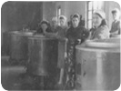 Die Mutter von Ljuba Owtschinnikowa mit anderen Zwangsarbeiterinnen in der Küche der Zeche Caroline