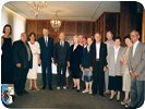 Gruppe ehemaliger Zwangsarbeiter beim Besuch im Bochumer Rathaus 1999